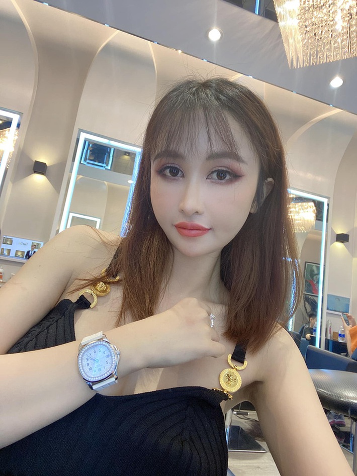 Vợ 2 đại gia Minh Nhựa tiết lộ bất ngờ về xuất xứ đồng hồ hiệu, dây chuyền Chanel đang đeo trên người - Ảnh 4.