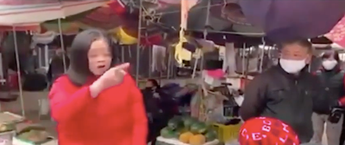 Vào chợ không đeo khẩu trang, bị nhắc nhở, người phụ nữ liên tục chửi bới, chỉ tay thách thức: 