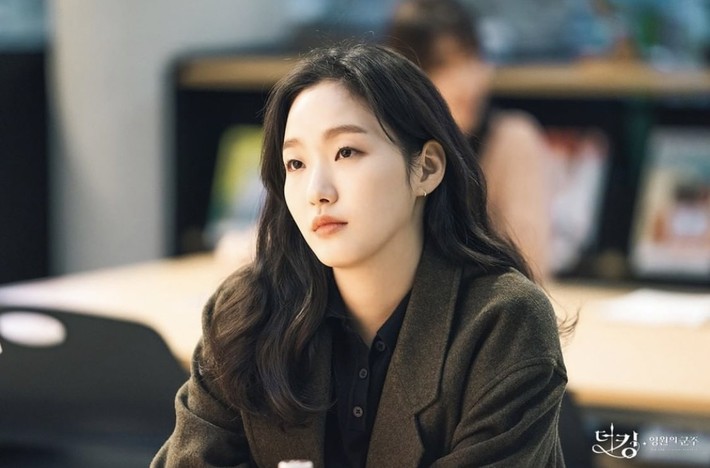 Lee Min Ho đi thư viện nhưng mải nhìn Kim Go Eun đắm đuối, thần thái ngút ngàn khiến ai cũng trầm trồ - Ảnh 4.
