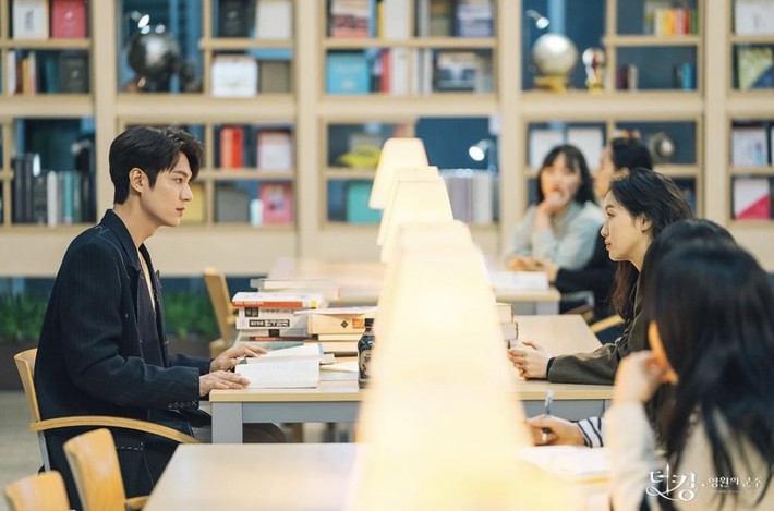 Lee Min Ho đi thư viện nhưng mải nhìn Kim Go Eun đắm đuối, thần thái ngút ngàn khiến ai cũng trầm trồ - Ảnh 2.
