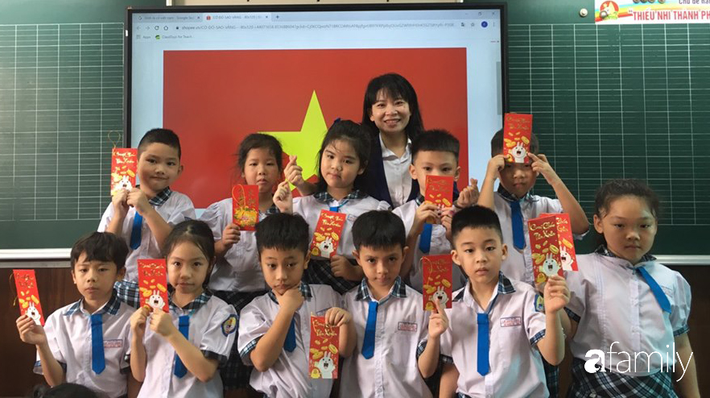 Giữa hè đi học trở lại, học sinh Tiểu học cười tít mắt khi vừa vào lớp đã được nhận lì xì 