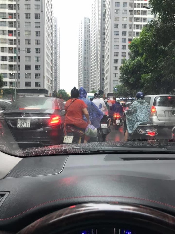 Sau cơn mưa lớn vào sáng sớm, Hà Nội tắc đường kinh hoàng, người dân khổ sở đội mưa đi học, đi làm - Ảnh 1.