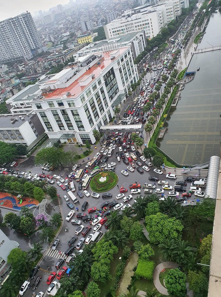 Sau cơn mưa lớn vào sáng sớm, Hà Nội tắc đường kinh hoàng, người dân khổ sở đội mưa đi học, đi làm - Ảnh 4.