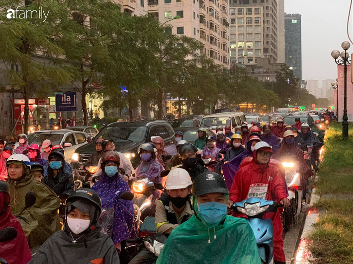 Mưa giông giờ tan tầm, đường phố Hà Nội không lối thoát, người dân vất vả len lỏi tìm đường về nhà - Ảnh 1.