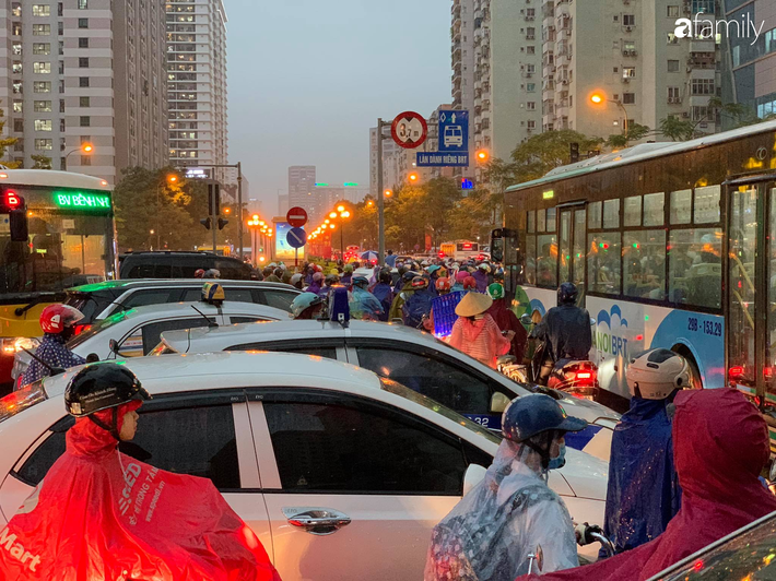 Mưa giông giờ tan tầm, đường phố Hà Nội không lối thoát, người dân vất vả len lỏi tìm đường về nhà - Ảnh 2.