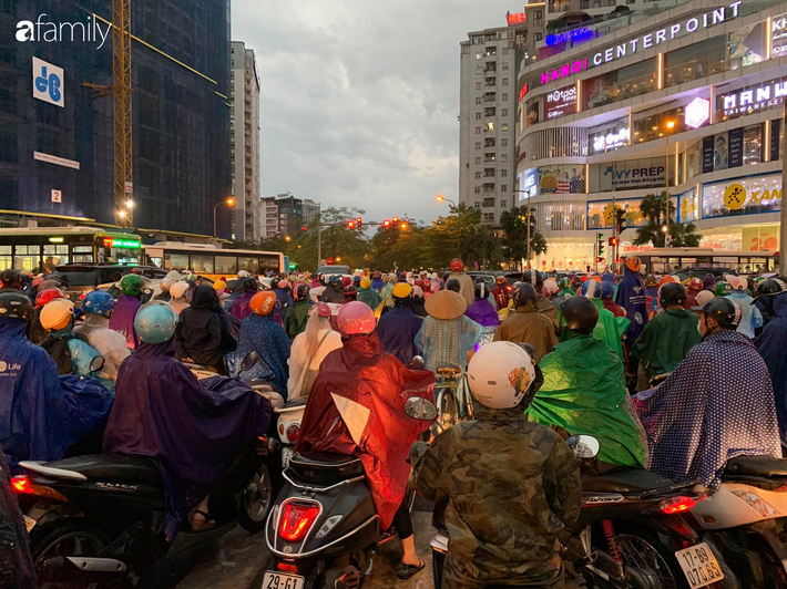 Mưa giông giờ tan tầm, đường phố Hà Nội không lối thoát, người dân vất vả len lỏi tìm đường về nhà - Ảnh 4.