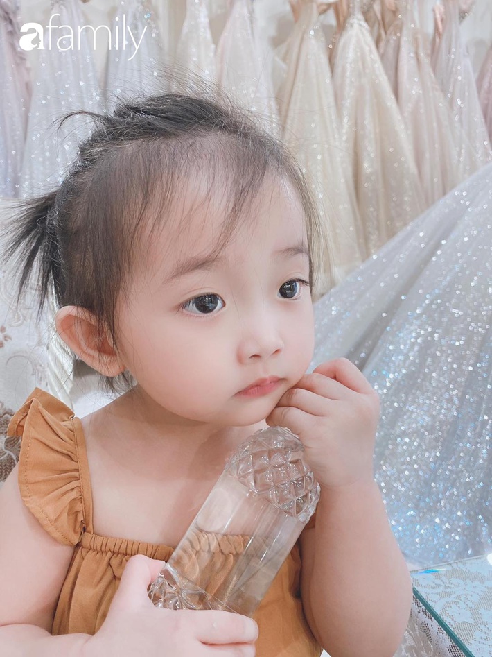 Ngắm loạt ảnh hiện tại con gái Khánh Thi, cô bé từng sinh non 1,9kg giờ đã phổng phao, ngoại hình hệt bố nhưng tính tình đặc mẹ - Ảnh 12.