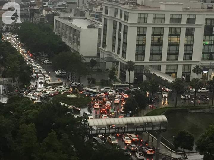 Sau cơn mưa lớn vào sáng sớm, Hà Nội tắc đường kinh hoàng, người dân khổ sở đội mưa đi học, đi làm - Ảnh 7.