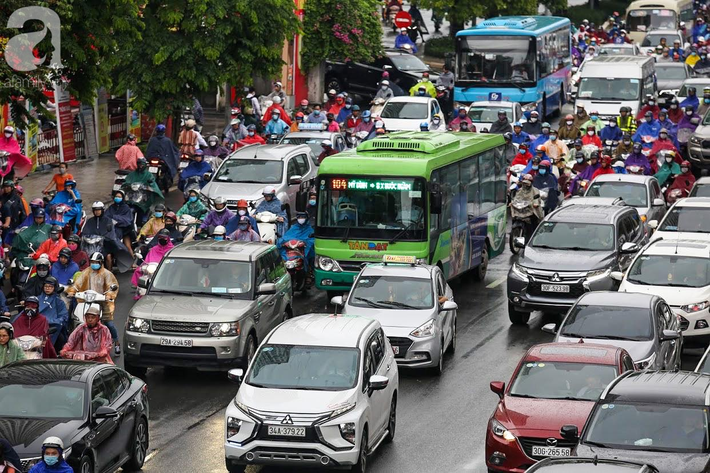 Sau cơn mưa lớn vào sáng sớm, Hà Nội tắc đường kinh hoàng, người dân khổ sở đội mưa đi học, đi làm - Ảnh 10.