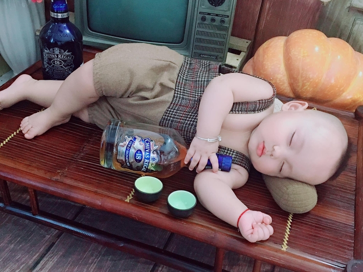 Đang buồn ngủ mà bị bắt đi chụp ảnh, bé 8 tháng ngủ gật ngon lành, bố mẹ làm đủ trò cũng nhất định không dậy - Ảnh 2.