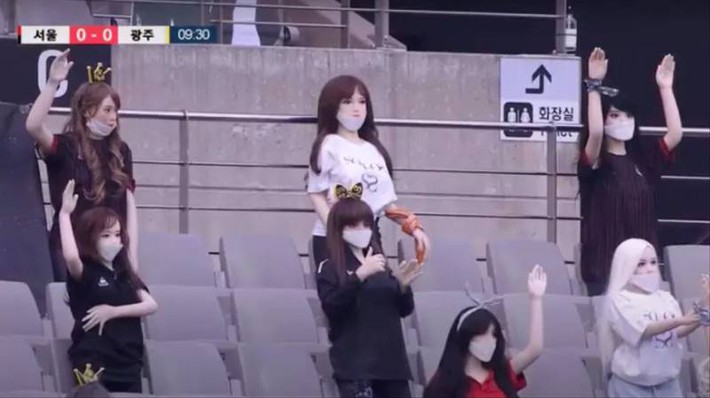 Bị chỉ trích sử dụng búp bê nhạy cảm để giả người hâm mộ, đội bóng Hàn bảo 