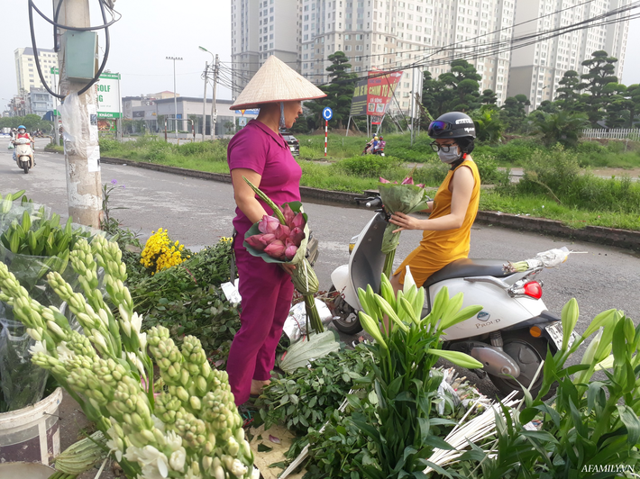 Tháng 5, sen hồng, sen trắng đầu mùa bán đầy các chợ, giá chỉ 30-120 ngàn đồng/bó, bà nội trợ thi nhau mua về cắm vì vẻ đẹp tao nhã - Ảnh 3.