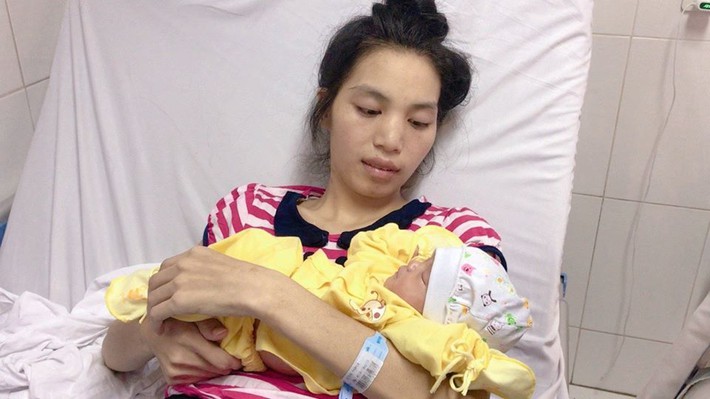 Thai phụ mang thai 28 tuần như “ngàn cân treo sợi tóc”vượt cạn thành công đã được về với gia đình - Ảnh 1.