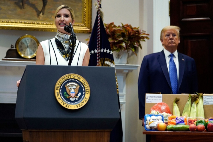 Từng bị chê thân hình tăng cân quá đà cùng ăn mặc phản cảm, Ivanka Trump mới đây gây bất ngờ với diện mạo lột xác  - Ảnh 4.