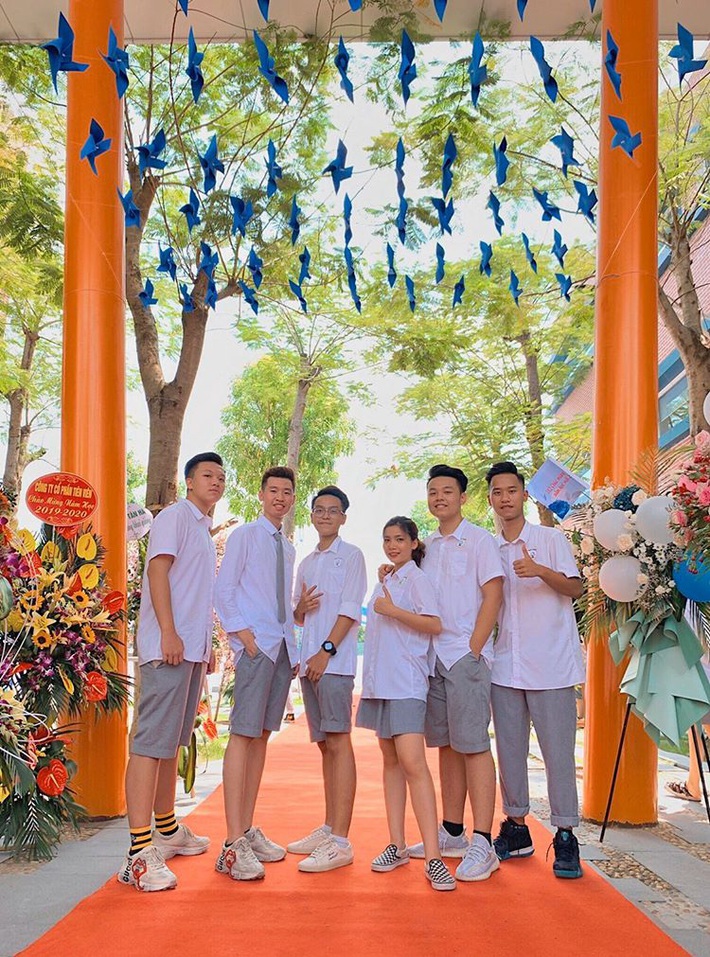 Trend khoe đồng phục xịn đét của giới trẻ 10X trường quốc tế: Người đơn giản vẫn xinh, người khoe hàng hiệu giật mình - Ảnh 4. Trend khoe đồng phục xịn đét của giới trẻ 10X trường quốc tế: Người đơn giản vẫn xinh, người khoe hàng hiệu giật mình - Ảnh 4.