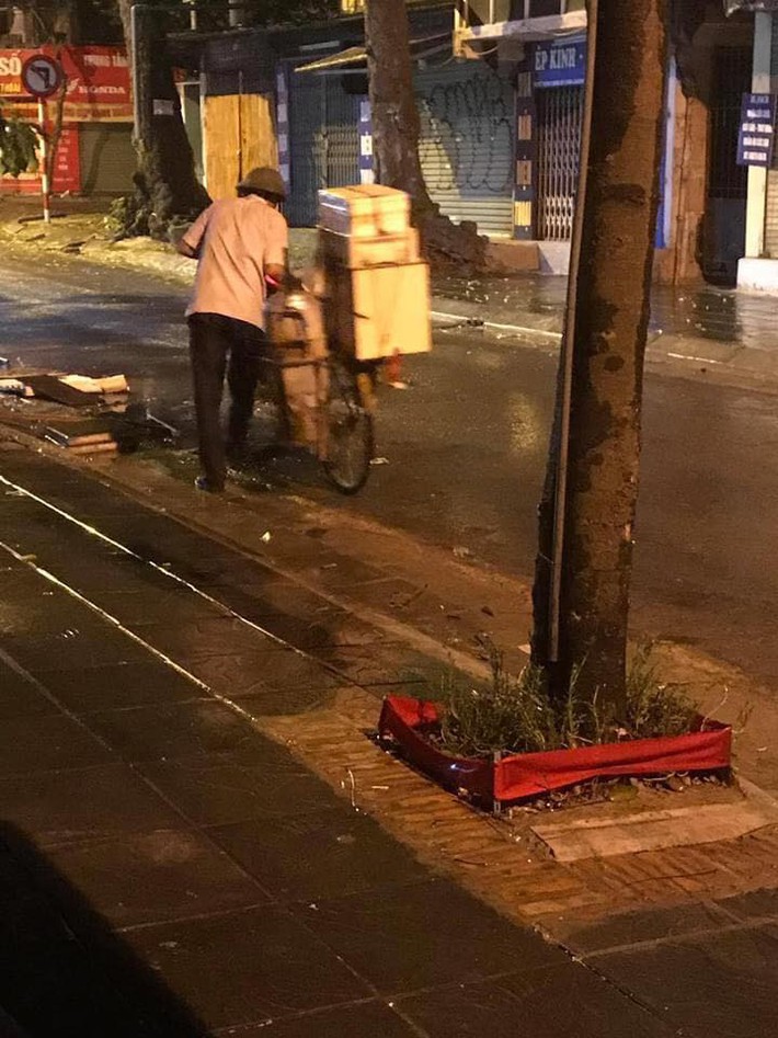 Chiếc bánh bao nóng hổi của người bán hàng rong trong đêm mưa gió ở Hà Nội và câu chuyện phía sau khiến nhiều người xúc động mạnh - Ảnh 2.