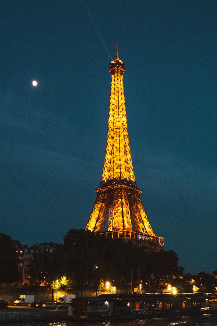 Tháp Eiffel nổi tiếng thế giới thì ai cũng biết nhưng trên đỉnh tòa tháp này còn ẩn chứa một bí mật bất ngờ vô cùng đặc biệt - Ảnh 1.