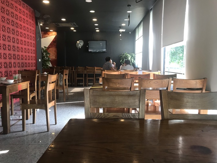 Chùm ảnh: Nắng nóng, quán bia Hà Nội đông khách trở lại nhưng vẫn có những nơi 