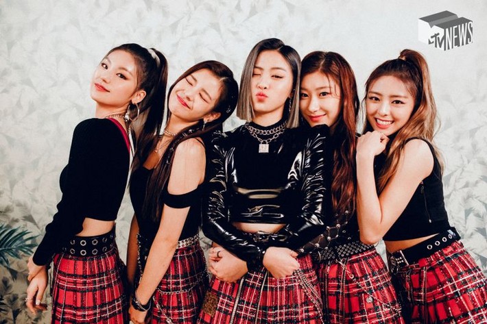 Sau scandal hỗn láo với Jennie (BLACKPINK), nhóm nữ Kpop mới lại được so sánh với 