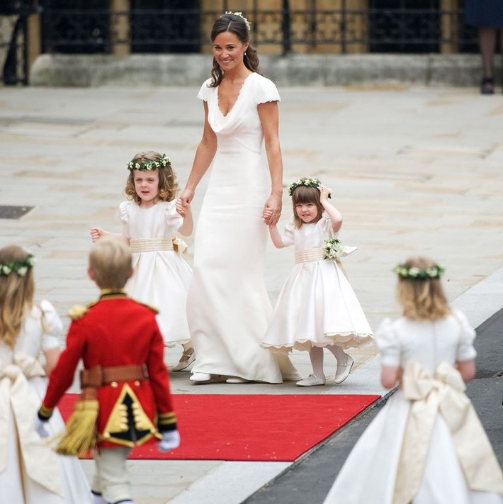 Tiết lộ mới gây sốc: Công nương Kate từng rơi nước mắt vì em dâu Meghan trong hôn lễ hoàng gia chỉ vì chiếc quần tất - Ảnh 2.