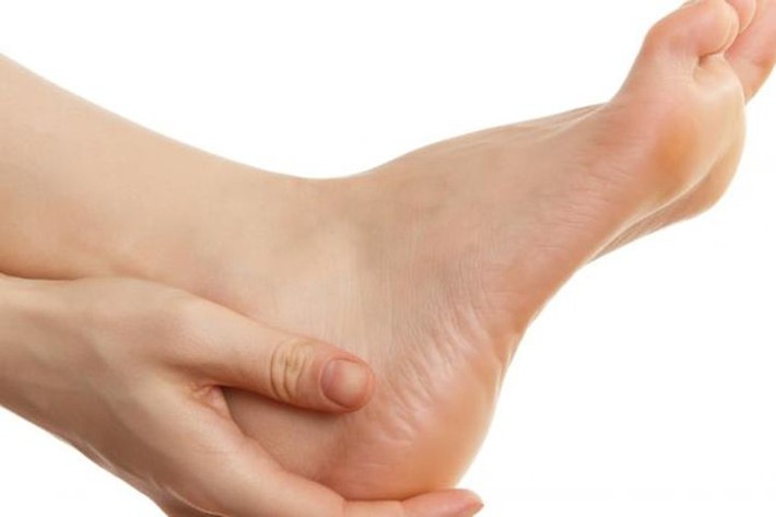 Người phụ nữ bị đau gót chân, không nhờ phát hiện khối u, cảnh giác đau gót chân liên quan đến 4 bệnh - Ảnh 3.