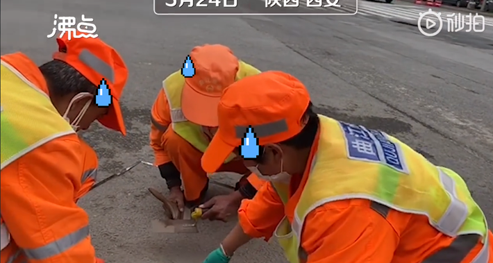 Công nhân túm tụi cân bụi trên đường, hé lộ quy định cực khắt khe về nghề vệ sinh môi trường ở Trung Quốc - Ảnh 1.