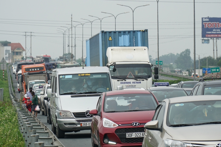 Đường phố, cửa ngõ Thủ đô kẹt cứng, dòng người di chuyển khó khăn sau kì nghỉ lễ 30/4 - Ảnh 1.