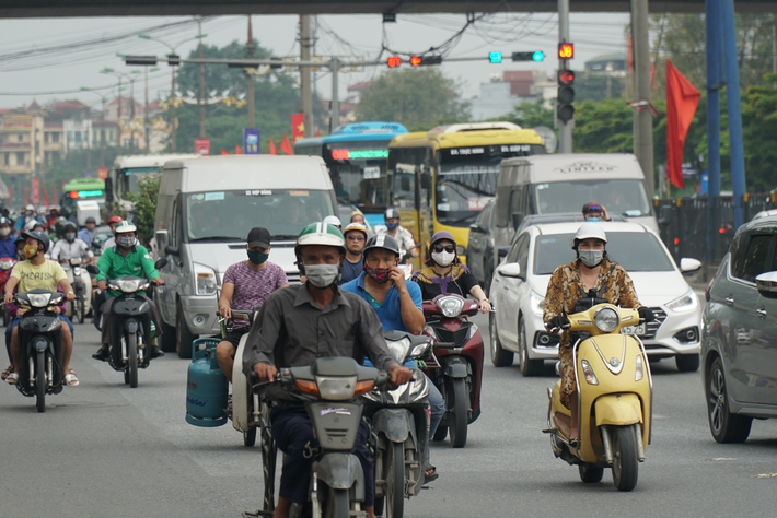 Đường phố, cửa ngõ Thủ đô kẹt cứng, dòng người di chuyển khó khăn sau kì nghỉ lễ 30/4 - Ảnh 4.