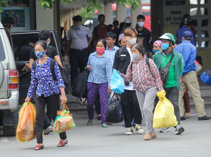  Người dân lỉnh kỉnh đồ đạc ùn ùn trở lại Thủ đô Hà Nội sau kì nghỉ lễ  - Ảnh 9.