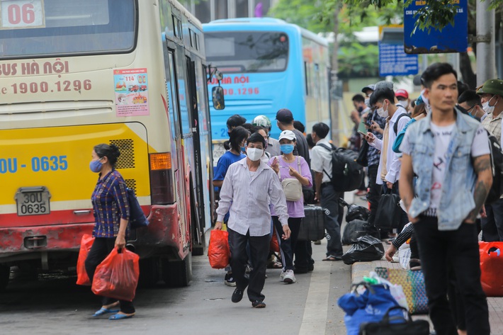  Người dân lỉnh kỉnh đồ đạc ùn ùn trở lại Thủ đô Hà Nội sau kì nghỉ lễ  - Ảnh 7.