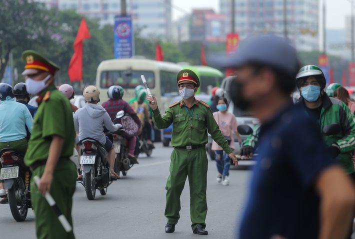  Người dân lỉnh kỉnh đồ đạc ùn ùn trở lại Thủ đô Hà Nội sau kì nghỉ lễ  - Ảnh 2.