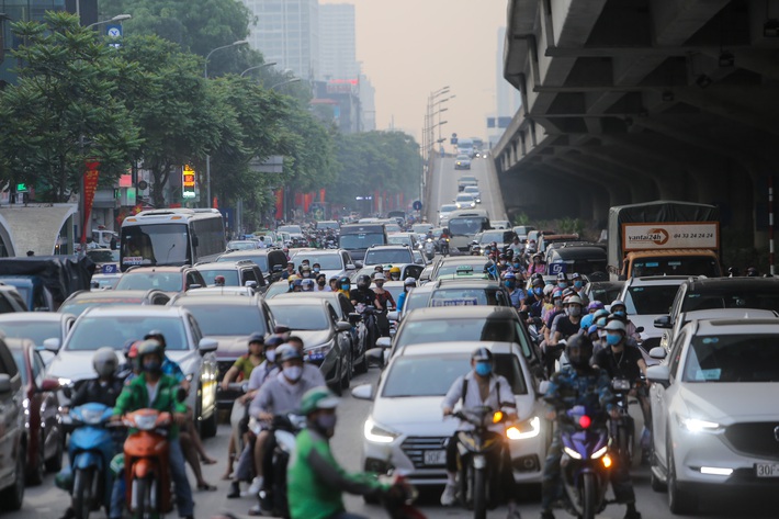 Đường phố, cửa ngõ Thủ đô kẹt cứng, dòng người di chuyển khó khăn sau kì nghỉ lễ 30/4 - Ảnh 8.