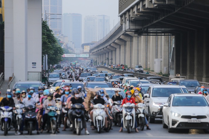 Đường phố, cửa ngõ Thủ đô kẹt cứng, dòng người di chuyển khó khăn sau kì nghỉ lễ 30/4 - Ảnh 10.