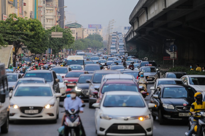 Đường phố, cửa ngõ Thủ đô kẹt cứng, dòng người di chuyển khó khăn sau kì nghỉ lễ 30/4 - Ảnh 9.