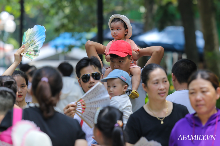 Hàng nghìn người đổ về công viên Thủ Lệ đưa con em đi vui chơi trước ngày Quốc tế Thiếu nhi 1/6 bất chấp thời tiết nắng nóng - Ảnh 3.