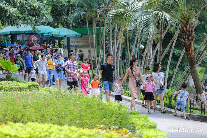 Hàng nghìn người đổ về công viên Thủ Lệ đưa con em đi vui chơi trước ngày Quốc tế Thiếu nhi 1/6 bất chấp thời tiết nắng nóng - Ảnh 4.