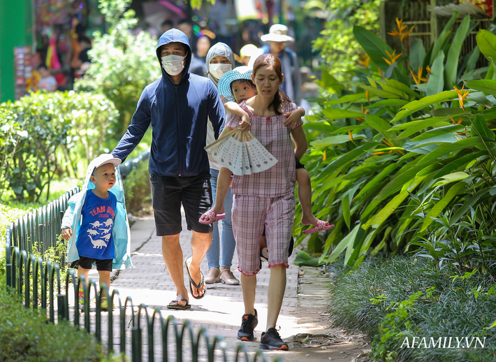 Hàng nghìn người đổ về công viên Thủ Lệ đưa con em đi vui chơi trước ngày Quốc tế Thiếu nhi 1/6 bất chấp thời tiết nắng nóng - Ảnh 10.