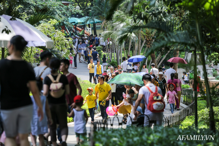 Hàng nghìn người đổ về công viên Thủ Lệ đưa con em đi vui chơi trước ngày Quốc tế Thiếu nhi 1/6 bất chấp thời tiết nắng nóng - Ảnh 2.
