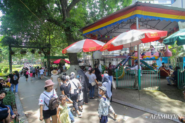 Hàng nghìn người đổ về công viên Thủ Lệ đưa con em đi vui chơi trước ngày Quốc tế Thiếu nhi 1/6 bất chấp thời tiết nắng nóng - Ảnh 5.
