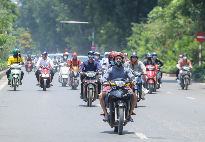 Người Hà Nội trùm kín mít khi ra đường trong ngày đầu tiên của đợt nắng nóng  - Ảnh 2.