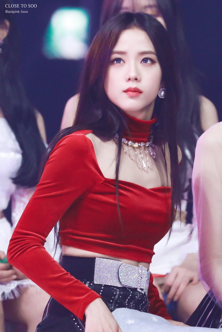 BLACKPINK lại bị netizen Hàn tố lục đục nội bộ chỉ vì hành động của Jisoo đối với Lisa, 