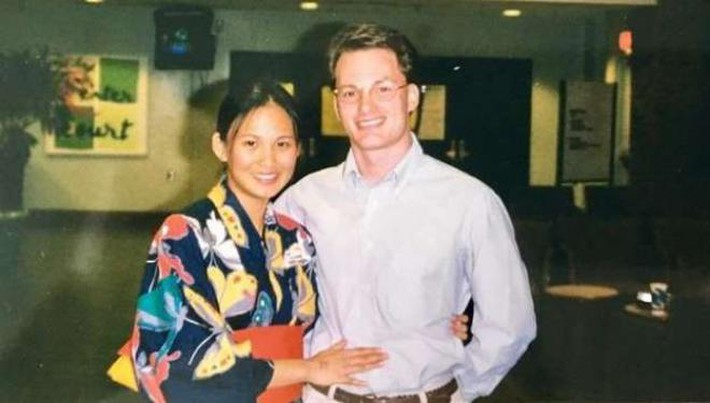 Vợ đại gia của chồng cũ Hồng Nhung trổ tài cắt tóc cho ông xã trong thời gian ở nhà, không quên nhắc lại chuyện tình 20 năm trước - Ảnh 2.