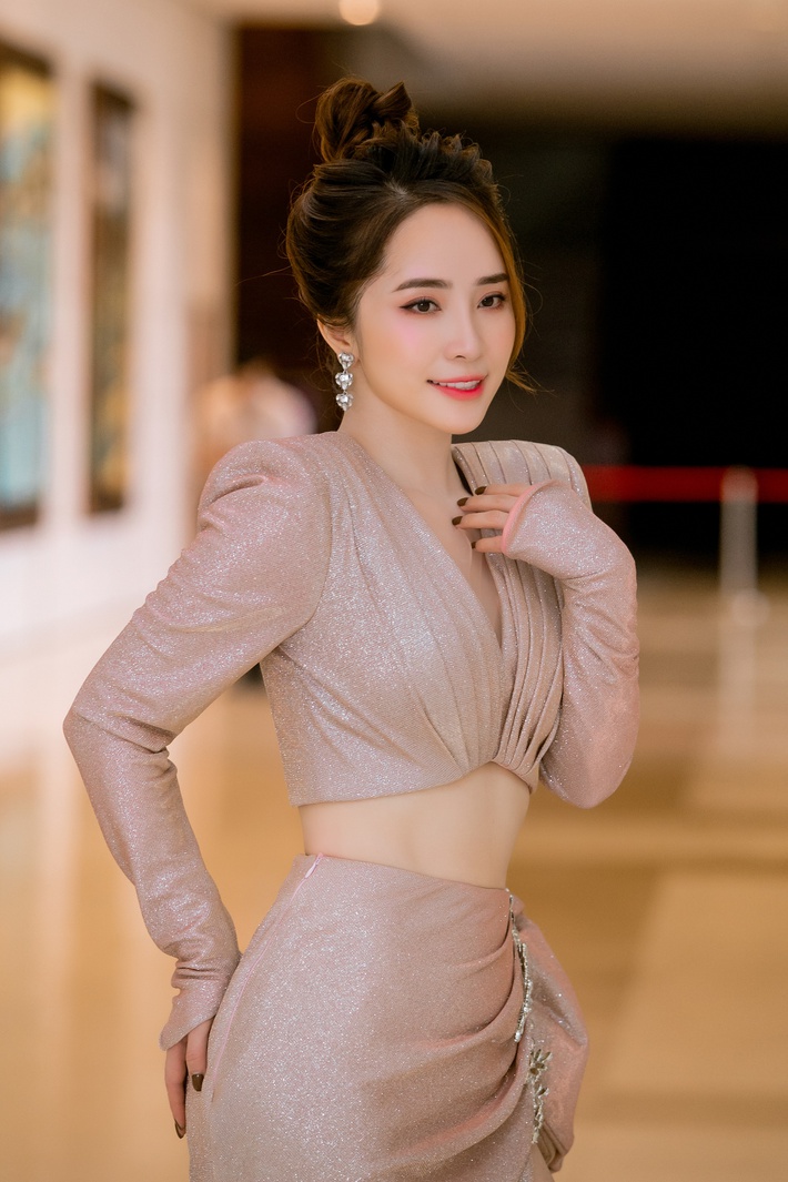 Trong khi cả showbiz than thở tăng cân sau mùa dịch thì 