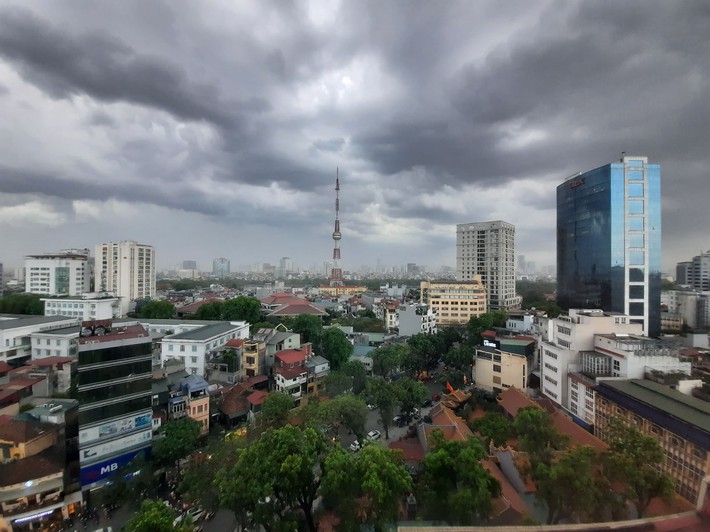 Hà Nội ban ngày nắng cháy da thịt nhưng bất chợt đón mưa giông vào chiều tối, bầu trời tối đen như mực - Ảnh 5.