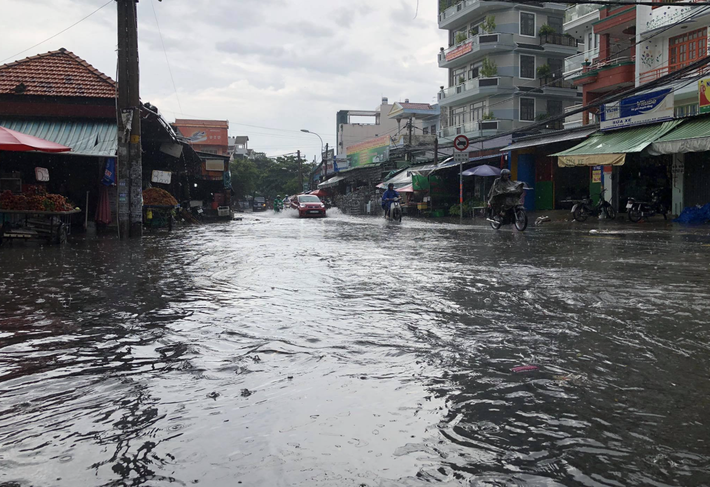 TP.HCM: Mưa lớn khiến đường phố như sông, người dân ngao ngán khi nước tràn vào nhà, bán buôn ế ẩm - Ảnh 6.