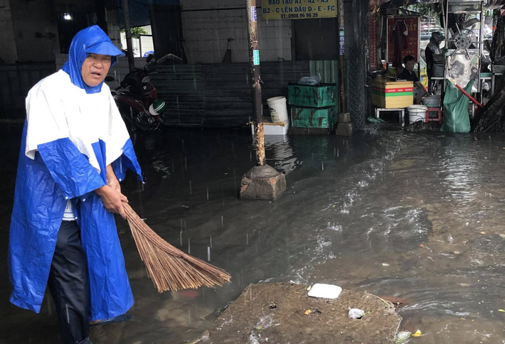 TP.HCM: Mưa lớn khiến đường phố như sông, người dân ngao ngán khi nước tràn vào nhà, bán buôn ế ẩm - Ảnh 9.