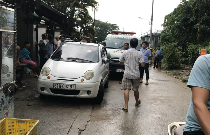 Bình Dương: Ra ngoài tắm mưa, bé trai 4 tuổi bị nước cuốn xuống cống tử vong thương tâm - Ảnh 3.