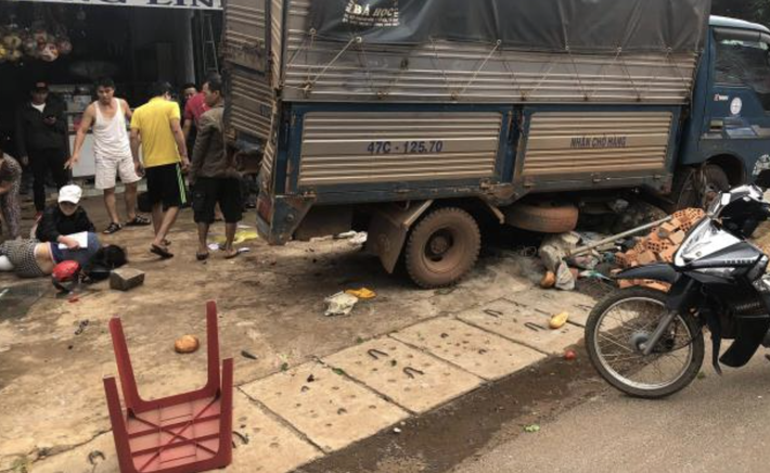 Vụ 2 xe tải và 1 ô tô lao vào chợ ở Đắk Nông: Ít nhất 5 người chết - Ảnh 3.