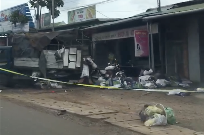 Vụ 2 xe tải và 1 ô tô lao vào chợ ở Đắk Nông: Ít nhất 5 người chết - Ảnh 1.
