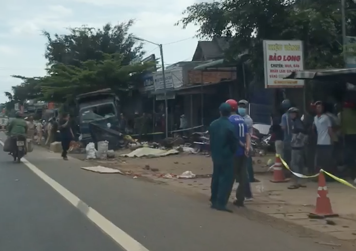 Vụ 2 xe tải và 1 ô tô lao vào chợ ở Đắk Nông: Ít nhất 5 người chết - Ảnh 2.